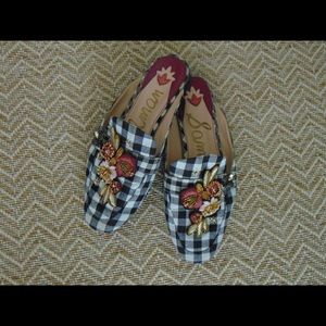 Super chic checked mules with flower design 🌸